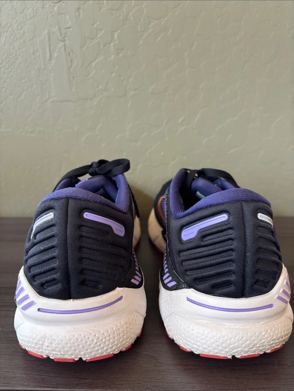 Brooks Adrenaline GTS 22 Road Running Black Purple Peach Sneakers Size 10.5